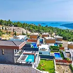 4 Bedroom Luxury With Private Pool Hot Tub *