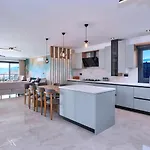 4 Bedroom Luxury With Private Pool Hot Tub Villa *
