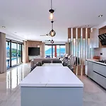 4 Bedroom Luxury With Private Pool Hot Tub Villa *