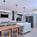 4 Bedroom Luxury With Private Pool Hot Tub