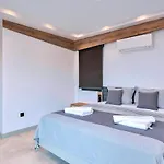 4 Bedroom Luxury With Private Pool Hot Tub Villa *