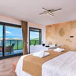 4 Bedroom Luxury With Private Pool Hot Tub *