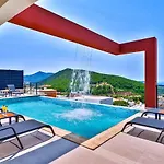 4 Bedroom Luxury With Private Pool Hot Tub *