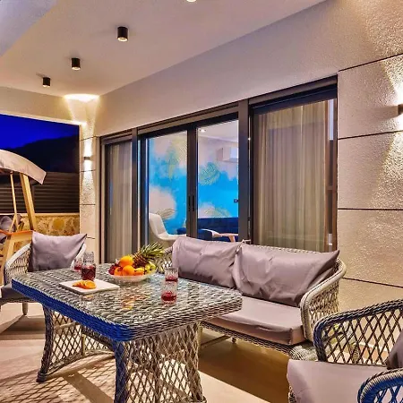 Villa 4 Bedroom Luxury With Private Pool Hot Tub *