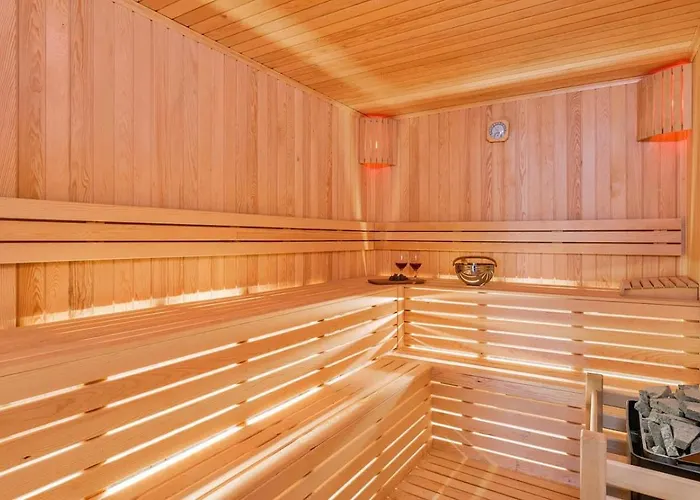 4 Bedroom Luxury With Private Pool Hot Tub *