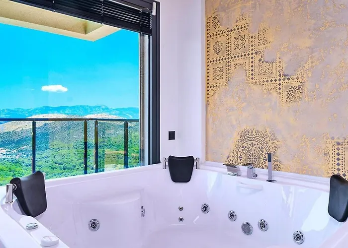 Villa 4 Bedroom Luxury With Private Pool Hot Tub *