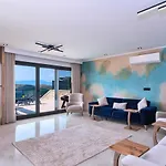 4 Bedroom Luxury With Private Pool Hot Tub *