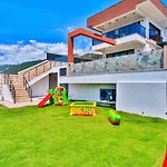 4 Bedroom Luxury With Private Pool Hot Tub *