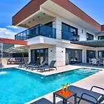 4 Bedroom Luxury With Private Pool Hot Tub Vila