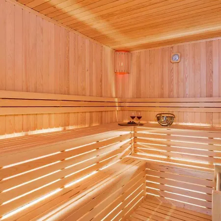 4 Bedroom Luxury With Private Pool Hot Tub *