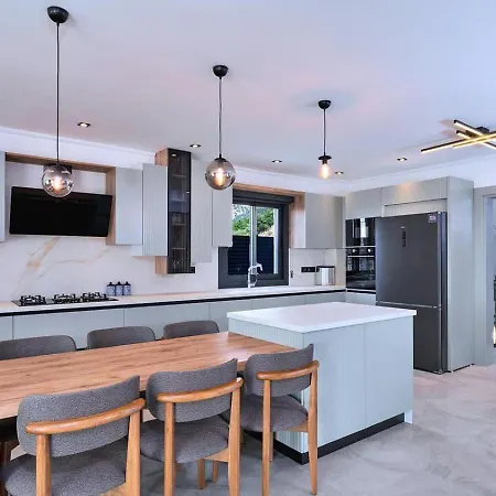 4 Bedroom Luxury With Private Pool Hot Tub