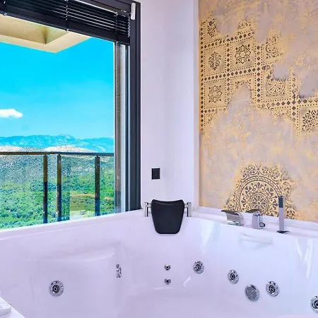 Villa 4 Bedroom Luxury With Private Pool Hot Tub *